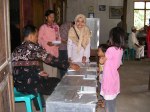 Ketua PC Fatayat NU Ponorogo memasukkan surat suara ke kotak